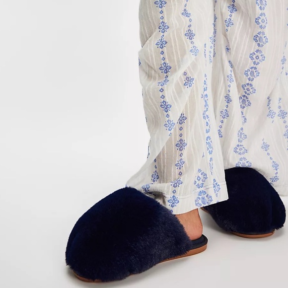 Free People Snowball Slippers Navy Blue Faux Fur Size 9 NWT New in Box Lounge - Picture 1 of 7